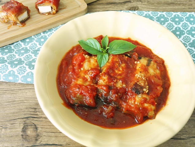 Rulouri de vinete cu branza feta in sos de rosii