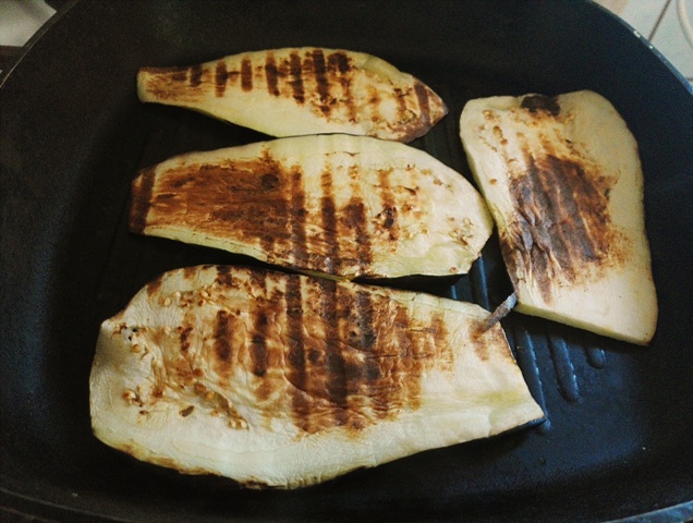 Rulouri de vinete cu branza feta in sos de rosii