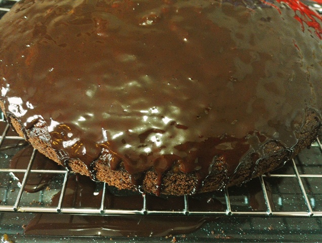 Tort negresa cu gem de caise si glazura de ciocolata